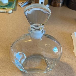 Luigi Bormioli Classico crystaldecanter with stopper. Like new  .9 inches tall